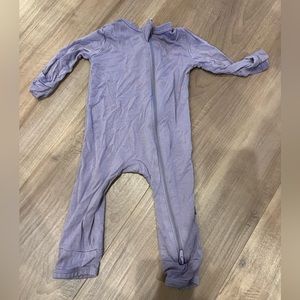Kyte Taro zippered romper 0-3 months
Small stain in top left